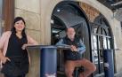 Carla Carvajal Quintana y Luis Vidaurre García, en el exterior de La Conrada, el bar de este último