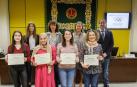 De izquierda a derecha, en primera fila Lorena Bea, Kawtar El Amrani, Irati Lasa y Marian Aldaia (profesora de Ikastola San Fermín). Detrás, Miriam Alzate, Cristina Bayona, Sandra Cavero y Jon Benito
