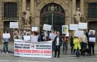Los vecinos durante la protesta ante el Ayuntamiento de Pamplona