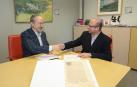 Sixto Jiménez (izquierda) y Roldán Jimeno, tras la firma del contrato de depósito del documento