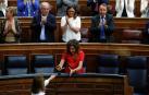 La ministra de Transportes, Raquel Sánchez (de espaldas), saluda a la ministra de Hacienda, María Jesús Montero (c), tras su intervención en el pleno celebrado, este jueves, en el Congreso de los Diputados en Madrid