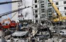 Efectivos de rescate trabajan en una edificio de Umán tras ser atacado por misiles