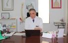 El Dr. Ángel Hidalgo, en su consulta de Pamplona. Diagnostica y trata todas las lesiones de columna.