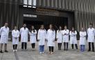 En el centro, ambas premiadas: Amaia García de la Peña (derecha) y Eva Jover (izquierda), junto a personal investigador de la Unidad de Cardiología Traslacional
