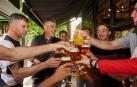 Brindis en el reencuentro de los jugadores de Osasuna que disputaron la final de Copa de 2005
