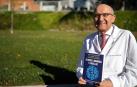 El médico Miguel Ángel Martínez-González (Málaga, 1957) es catedrático de Salud Pública en la Universidad de Navarra. En la imagen, posa con su último libro ‘Salmones, hormonas y pantallas’ (Editorial Planeta), en el campus navarro