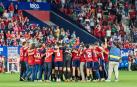 Los componentes del equipo de 2005 y el actual se fundieron en un círculo en el centro del campo que emocionó a la grada.