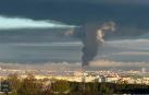 Vista aérea del humo tras el presunto ataque con drones a un depósito de combustible en Sebastopol