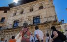 Visitantes en un recorrido por el barrio monumental, en la imagen ante el antiguo ayuntamiento sede hoy de la oficina de turismo