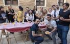 DEGUSTACIÓN DE MILES DE PINCHOS Cientos de personas disfrutaron de los pinchos preparados por peñas y sociedades