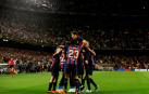 Los jugadores del Barcelona celebran la victoria en el Camp Nou ante el Betis