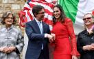 El alcalde de la ciudad italiana de Florencia, Dario Nardella (2i), recibió y homenajeó a la profesora estadounidense Hope Carrasquilla (2d), despedida por mostrar a sus alumnos imágenes del David de Miguel Ángel, considerado "pornográfico" por alguno
