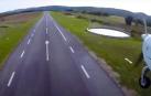 Una avioneta aterriza en la pista del aeródromo de Moià, en cuyas inmediaciones se produjo este domingo el accidente