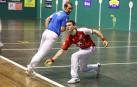 Jokin Altuna golpea a una pelota en presencia de Aitor Elordi ayer por la tarde en el Astelena. El amezquetarra ya es semifinalista.