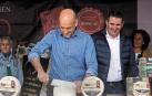 César Oroz cortó el queso que le cedió Lorenzo Sarratea para dar comienzo a la campaña 2023