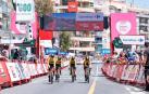Las ciclistas del Jumbo-Visma cruzan la meta al finalizar la crono por equipos de la primera etapa de La Vuelta Femenina