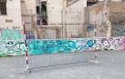 Los vecinos denuncian que la valla, usada de portería, lleva ahí “desde los Sanfermines pasados”