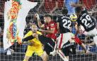 La jugada polémica en la que Raúl García y Malom Adu Ares saltan con un defensa y el segundo toca el balón con las manos antes del posterior penalti de Ruiz de Galarreta