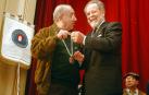 Ángel Ciprés entrega a Alfredo Landa la medalla de Javier