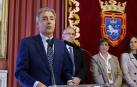 Tomás Caballero, presidente de la Fundación Tomás Caballero, se dirige a los asistentes a la recepción en el Ayuntamiento