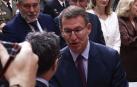Alberto Núñez Feijóo saluda al ministro Félix Bolaños, este martes en Madrid