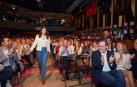 A la derecha, Javier Esparza, Cristina Ibarrola y Enrique Maya aplauden a Cristina Martínez Dawe en su camino hacia el escenario.	J.P. URDIROZ