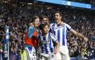 La Real celebra el primer gol de Kubo ante el Madrid. En la imagen, los navarros Mikel Merino y Jon Pacheco