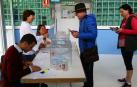 Mesa electoral y votantes en un colegio electoral de Gorráiz en los comicios de mayo de 2019