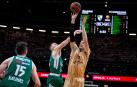 Jan Vesely lanza a canasta en el Zalgirio Arena