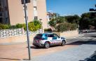 Un coche de los Mossos d'Esquadra, este jueves en la zona del tiroteo, en la Plaça de les Palmeres de Salou, Tarragona