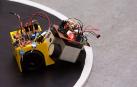 Un robot de minisumo expulsa a otro del tatami en una de las competiciones celebradas en la UPNA