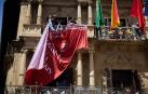 Fotos de la camiseta gigante de Osasuna colocada en la fachada del Ayuntamiento de Pamplona para animar al equipo de cara a la final de la Copa del Rey frente al Real Madrid.