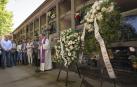 Ofrenda floral en homenaje a Tomás Caballero en el cementerio de San José de Pamplona.