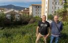 Desde la izda., Jesús San Félix Chandía, presidente de la Asociación de vecinos de Lizarra; y Julio Ruiz Osés, secretario, frente al terreno que van a preparar en auzolan como huerto urbano