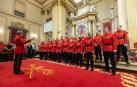 Ildefonso Erburu dirige al coro de la Policía Foral, que interpretó el himno de Navarra una vez finalizada la eucaristía.