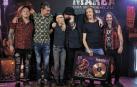 El letrista y cantante de Marea, Kutxi Romero, besa a Fito Cabrales, que entregó al grupo el disco de oro por Los potros del tiempo. Desde la izquierda, Alain Ayerdi (batería), David Díaz Kolibrí (guitarra), Cabrales, Romero, César Ramallo (guitarra) y Edu Beaumont Piñas (bajo)