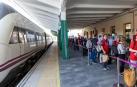 Aficionados rojillos esperan para subirse al tren en la estación de Pamplona