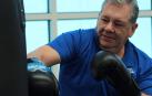 Un hombre mayor practicando boxeo