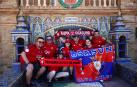 Fotos de los aficionados de Osasuna en Sevilla el día de la final de la Copa del Rey. /