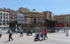 Pantallas gigantes instaladas en la plaza del Castillo de Pamplona para ver la final de Copa entre Osasuna y Real Madrid
