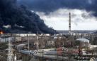 Nubes de humo por un incendio causado por misiles rusos que impactaron en una instalación de almacenamiento de petróleo en Odessa