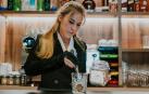La sumiller Jaione Aizpurua prepara una copa en el nuevo restaurante Kabo de Pamplona