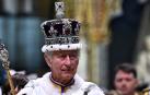 Carlos III, con la corona imperial. El ‘rubí’ del Príncipe Negro es la gran joya rojiza en el centro
