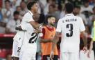 Rodrygo recibe las felicitaciones de sus compañeros tras poner el 2-1 en el marcador