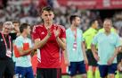 El delantero croata Ante Budimir, con cara de emoción, aplaude a los aficionados rojillos al término del partido
