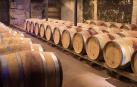 Barriles de vino en una bodega