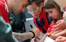 Los aficionados han recibido a los jugadores de Osasuna a su llegada al aeropuerto de Pamplona.