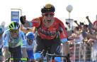 Jonathan Milan celebra su victoria en la segunda etapa del Giro de Italia
