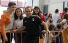 Jagoba Arrasate, uno de los más aclámados, posa con tres jóvenes osasunistas a la llegada a Noáin