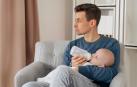 Un padre da el biberón a un bebé